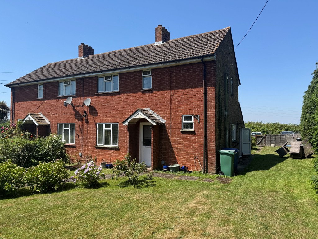 Lot: 151 - THREE-BEDROOM SEMI-DETACHED HOUSE - RESIDENTIAL INVESTMENT - Front of property